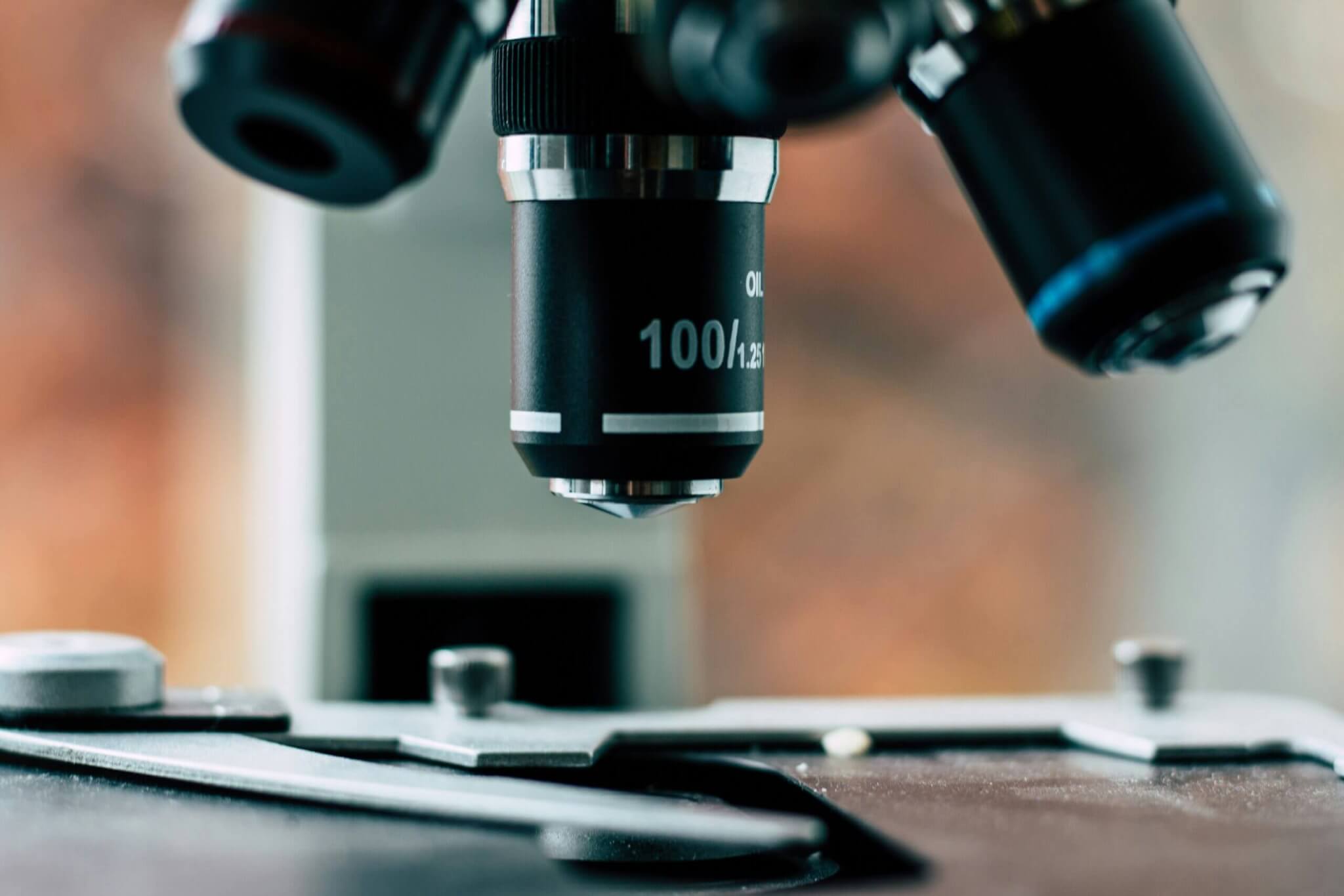 les oblectifs d'un microscope sur une lamelle